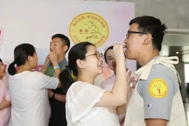 男人喂奶画面太美