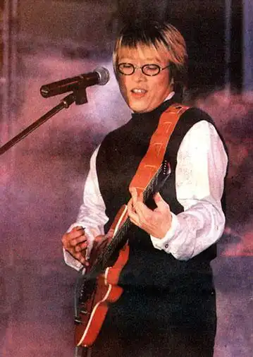 谁有黄贯中用过的所有吉他图片?