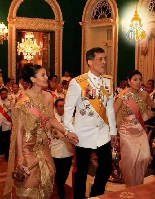 危机当前泰国国王带20个女人躲在德国度假回国才一天就跑了
