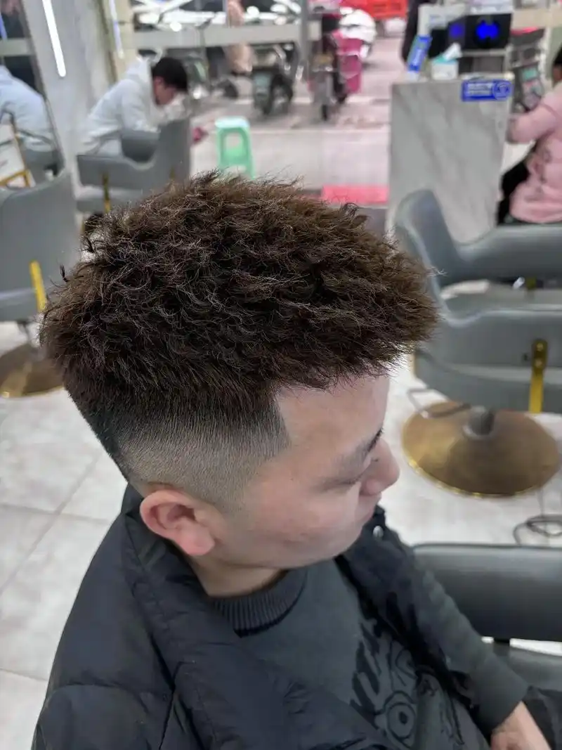 这家店回头客超多 #前次发型 #锡纸烫 夏季清爽短发!#男 - 抖音