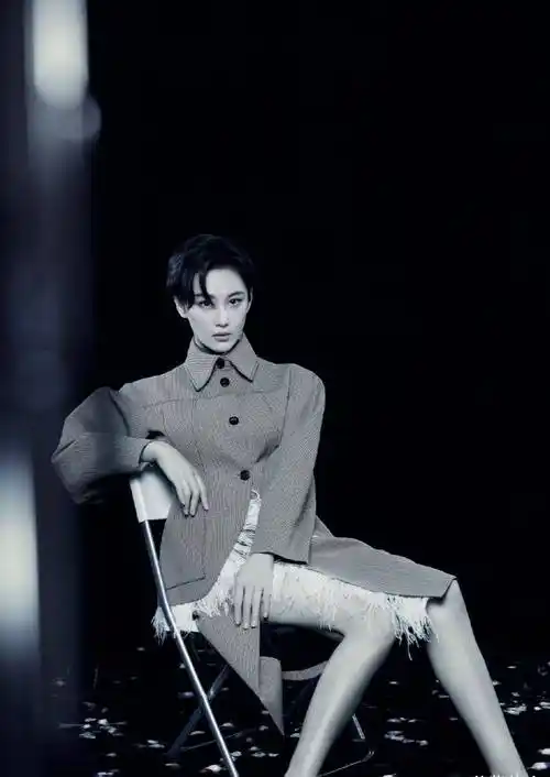 原创张馨予的穿搭又火了一半衬衫一半西装堪称霸道女总裁