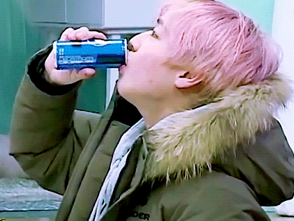 朴志训帅哥喝水帅气gif动图_动态图_表情包下载_soogif