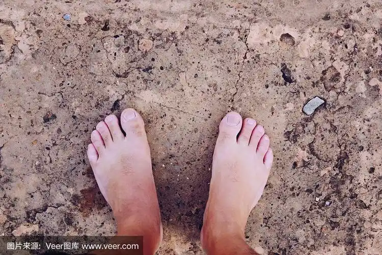 男人光着脚踩在水泥地板上