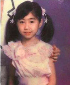 tvb女星童年照:陈法拉五官精致,钟嘉欣可爱内敛,最萌是阿佘_小时候