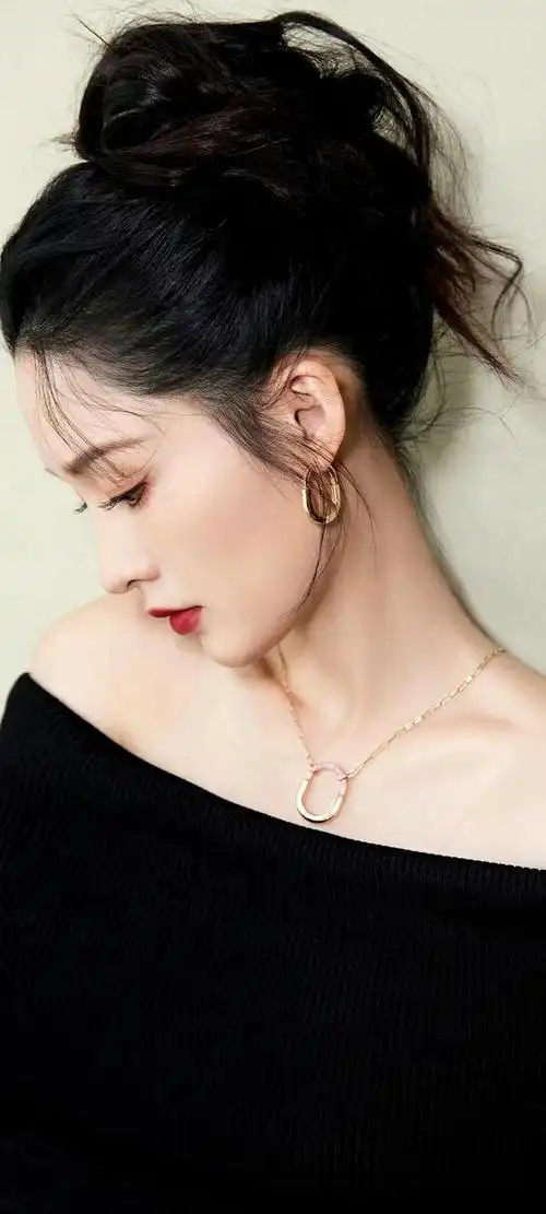 今天,就让我们一起来欣赏一组李沁的精美壁纸,感受她的独特魅力.