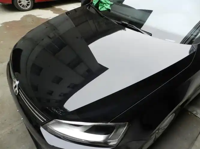 我的车一个月前做了抛光打蜡,最近发现车漆上好多地方全是小白点,连车