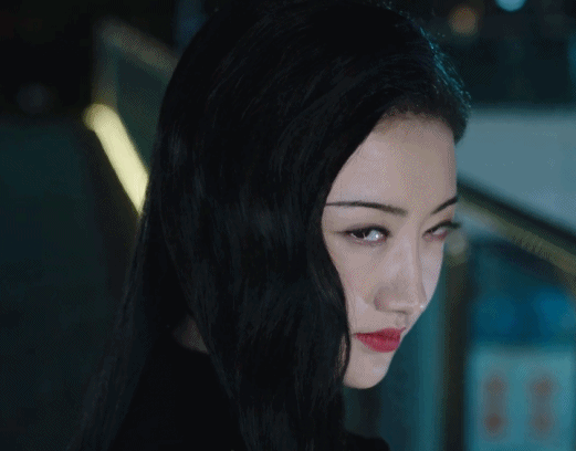 景甜凭《司藤》翻红只是靠旗袍美装吗?一人分饰三角才是关键!