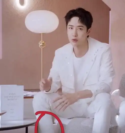 王一博代言新面膜现场穿成白马王子却被腿毛抢了镜