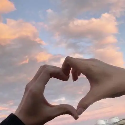 qq情头像情侣有比心的