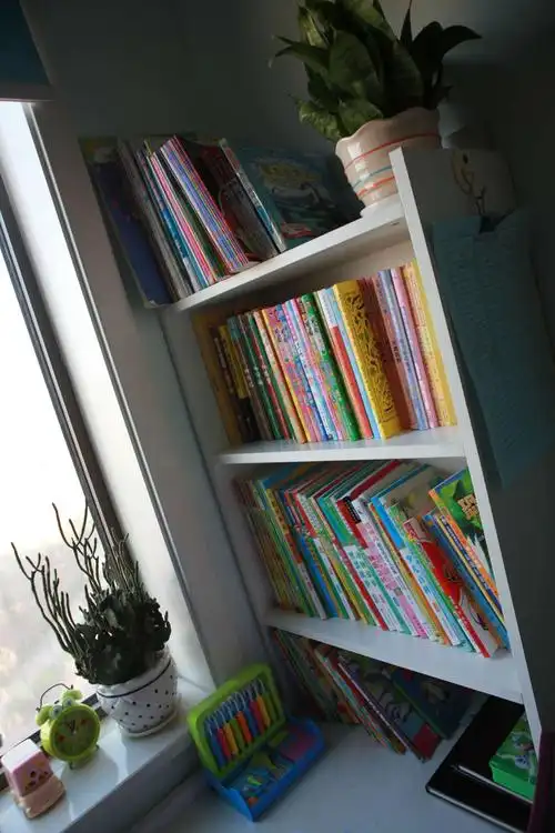 沈宇钊家庭书房非常整洁,藏书200余册,目前正在阅读的数目有《西游记