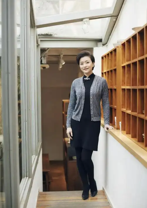 杨澜不打针不扮嫩,一袭西服套装高级优雅,这才是51岁最美的样子