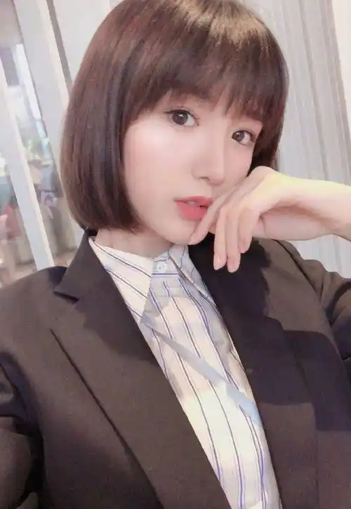 毛晓彤晒美照公开新剧造型,初恋短发太减龄,32岁看着却像22岁_钟晓芹