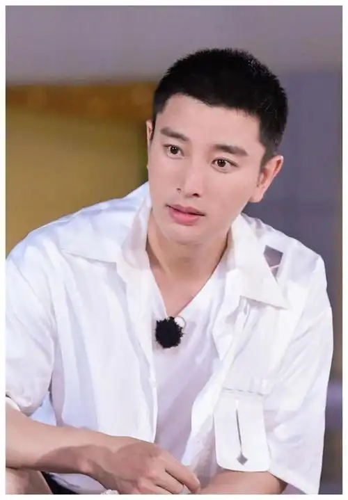 贾乃亮直播不顾形象的涂口红网友赚钱太拼了