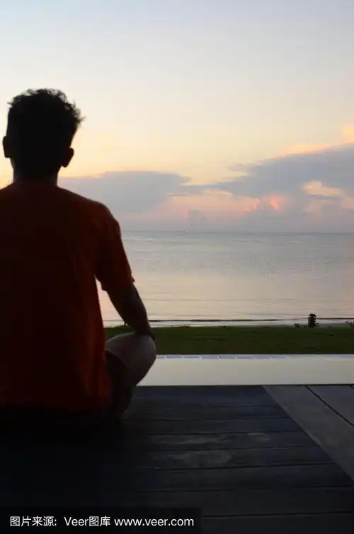 孤独的人在海滩边模糊