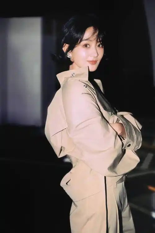 赵丽颖漫步东京氛围时尚 胶片风随拍摩登复古