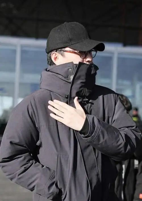 靳东开始放飞自己,穿黑衣戴眼镜显成熟稳重,大叔亲和力相当加分