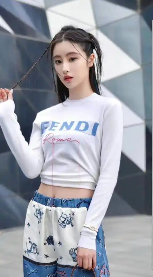 秦俊杰毛晓慧同回酒店举止亲密,前任杨紫再次躺枪_恋情_聚餐_明星