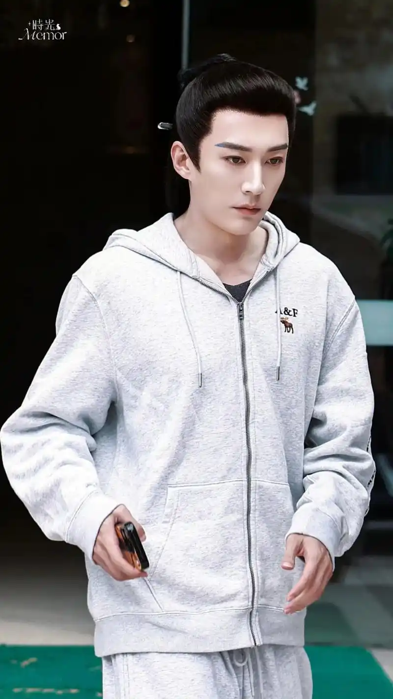 刘学义 站姐图,刘学义穿卫衣运动服都好帅! - 抖音