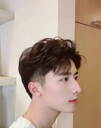 方脸形的男士也比较适合这种两侧铲短顶部留长的纹理烫发 ,两侧推短