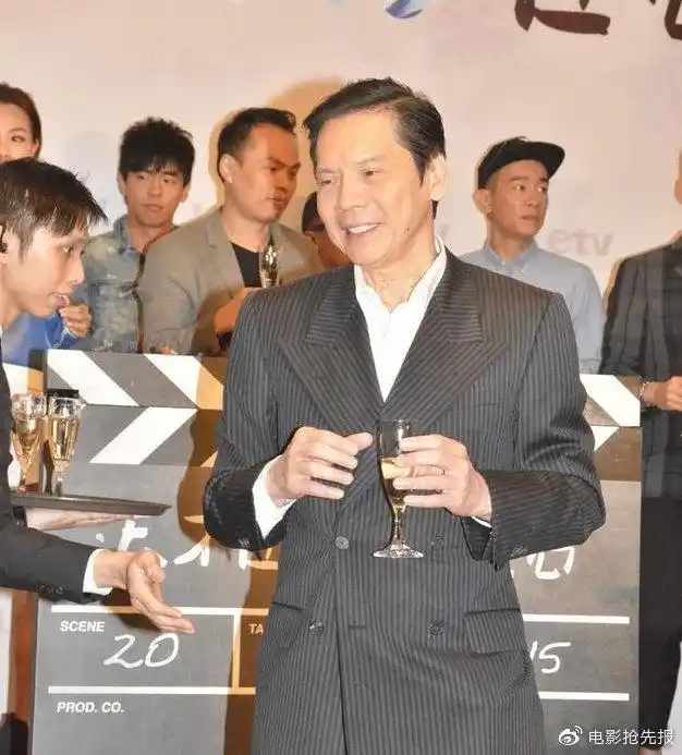 其父亲是 香港知名大亨向华强