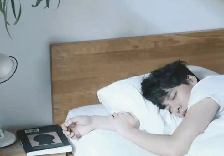 男明星睡姿大起底王一博鹿晗还好范丞丞张艺兴是什么憨憨睡相