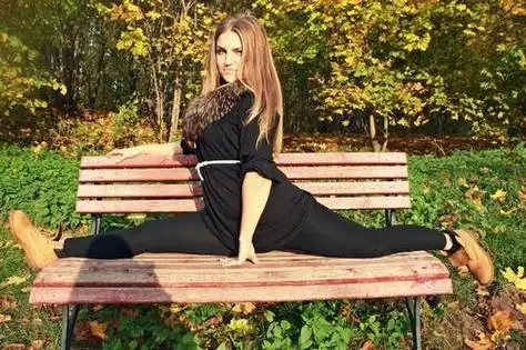 俄罗斯劈叉美女无处不在 身体柔韧姿态美(组图)(8)