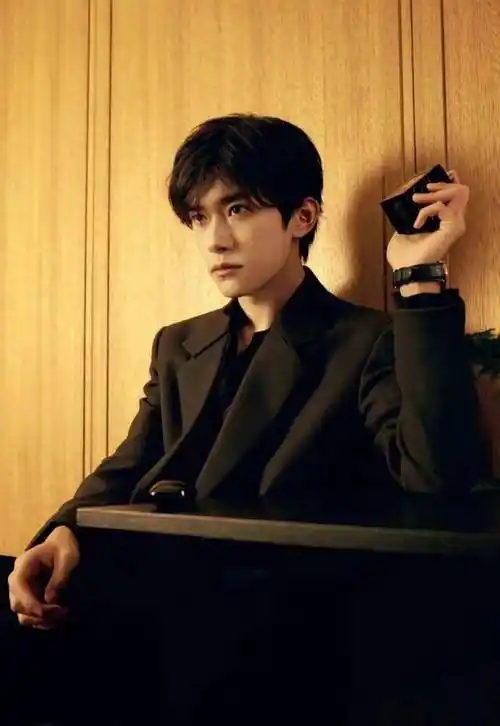 240118 易烊千玺黑衣演绎霸气与青春的完美碰撞,令网友尖叫!