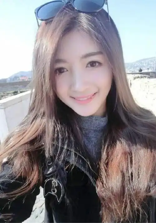 妙龄校花瓜子脸美女校花翁心颖