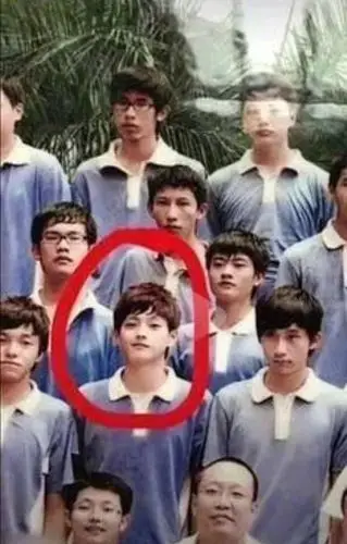 许凯真是名副其实的校草啊在上学时都有很多迷妹在贴吧里给许凯空瓶了