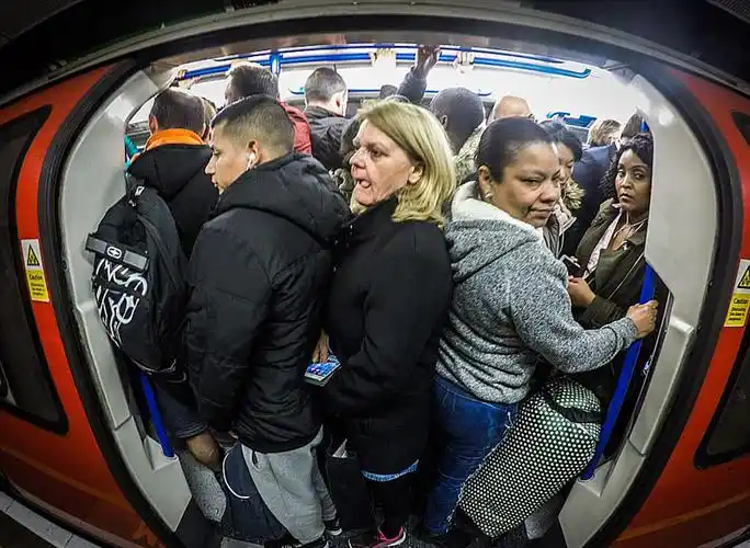 拥挤的地铁房间_高考频道_优8考学网_一个为高考大学提供信息资源网