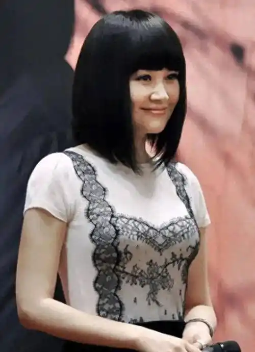 许晴扮嫩发型太雷人,齐刘海波波头厚重又廉价,看着像戴了顶假发_头发