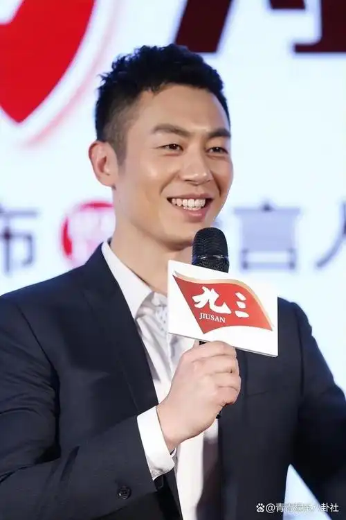 能详,近几年,"荷尔蒙""男性力量""性感"一词,总围绕在朱亚文的身边