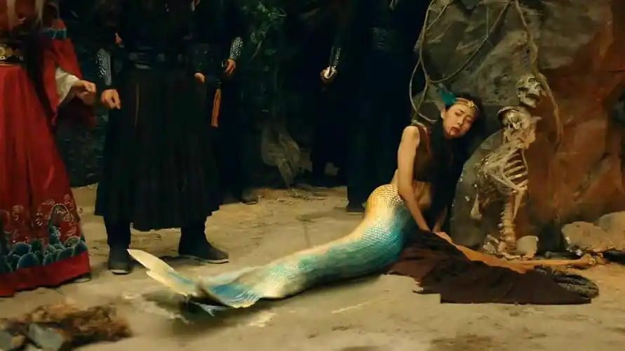 美人鱼为了救爱人来到陆地,被人类差点吃掉,一部奇幻爱情电影