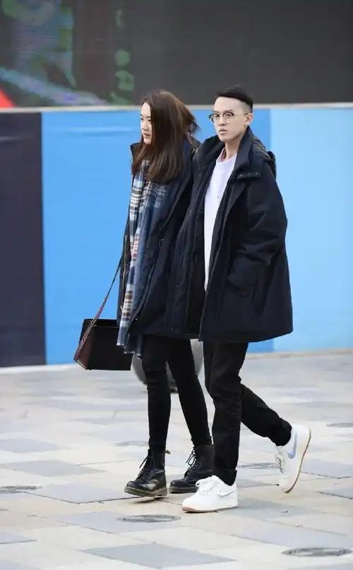 北京街拍:小情侣穿着情侣装逛街,给人一种暖暖的幸福感