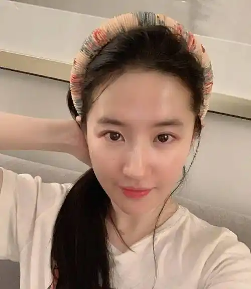 刘亦菲近照,素颜出镜,网友:很拉低颜值的啊!您认为呢?_气质_显得_淡妆