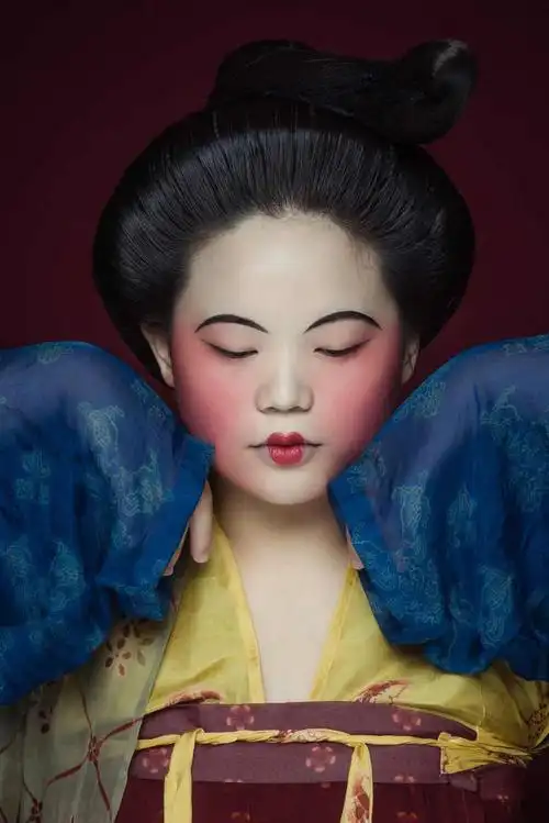 适用于这些面妆的化妆品较之汉代来讲也更为丰富.