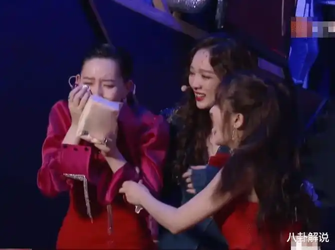 李斯丹妮抱着纸巾痛哭,张含韵前来安慰,孟佳的话戳中了我的笑点