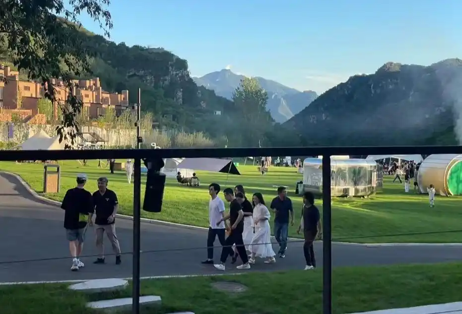 李健与才女老婆罕见同框,穿情侣装超恩爱,夫妻俩基因优秀不生娃