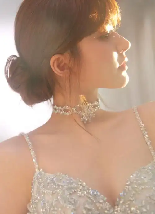 赵露思穿碎钻裙露美腿 回眸甜笑梦幻唯美