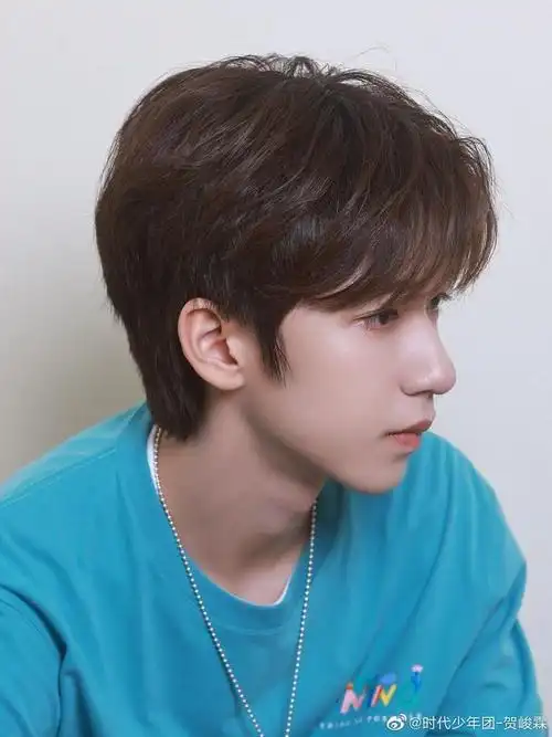 贺峻霖夏至随拍查收这只可爱的小贺同学