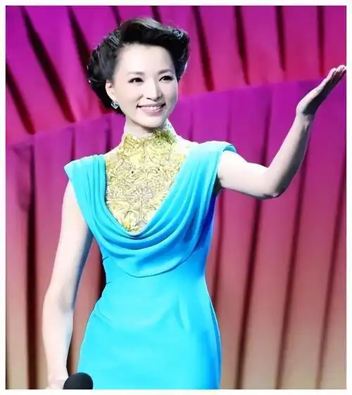 董卿主持的新节目开播收视率急速攀升引发观众热议