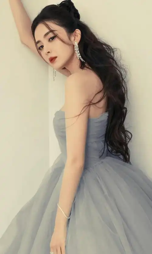 古力娜扎抹胸沙裙写真,楚楚动人!__财经头条