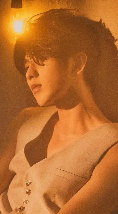 蔡徐坤新歌spotlight