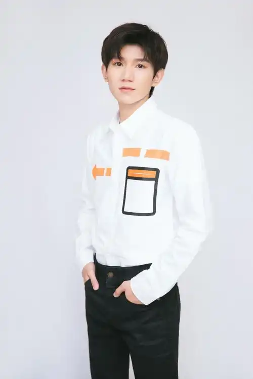 王源白衬衫现身某活动自曝新专辑筹备中