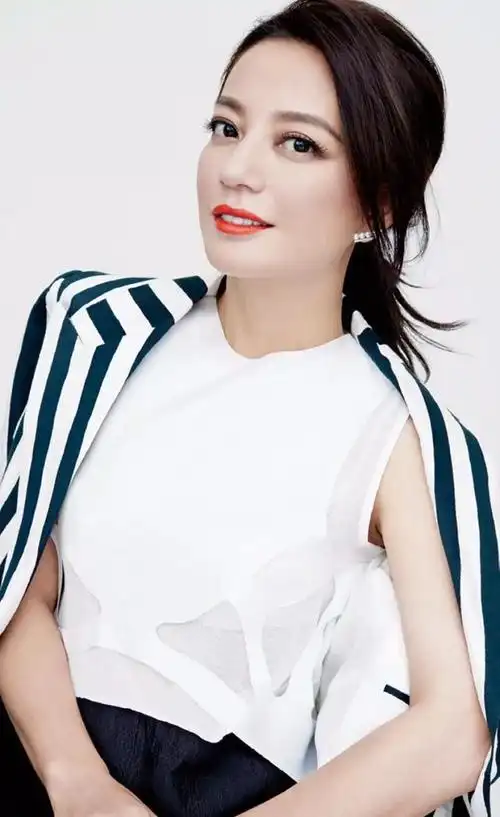 赵薇在路边买西瓜,不料被强行摘下眼镜