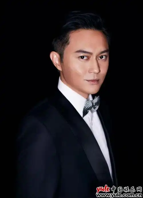 张智霖西装帅气有型