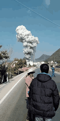 突发南宁马山一烟花爆竹厂发生爆炸现场爆炸声不断升起蘑菇云