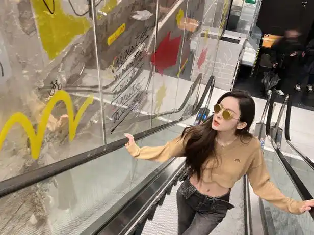 古力娜扎—三月穿露脐装吃冰淇淋悠闲时光—图文