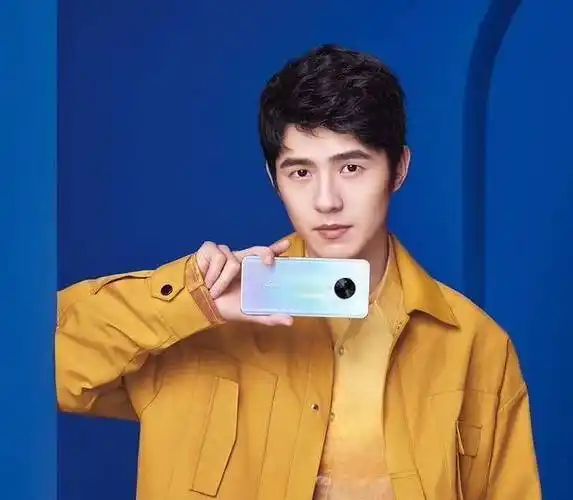 刘昊然语音群聊曝光近期动态,"自拍黑洞"成功翻身?_vivo_微信_媒体