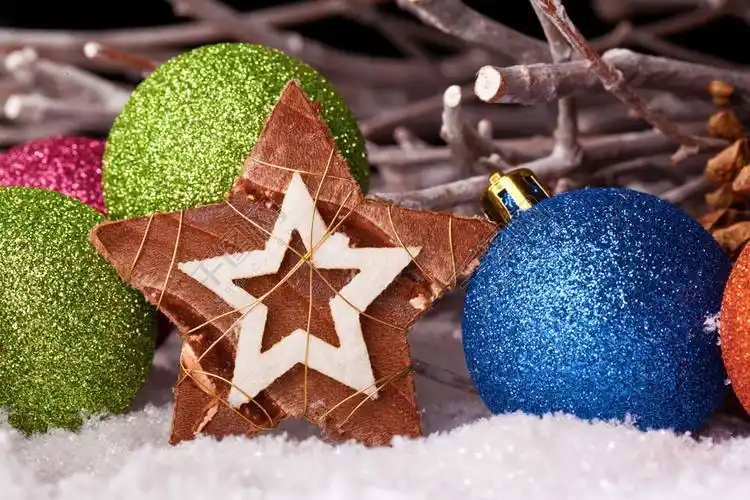 雪地里的星星与彩球图片